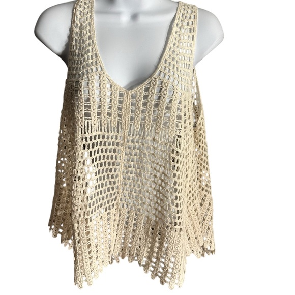 Tops - NWT. Elegant Cream Crochet Sleeveless Top. Onesize. BL/RD 3.